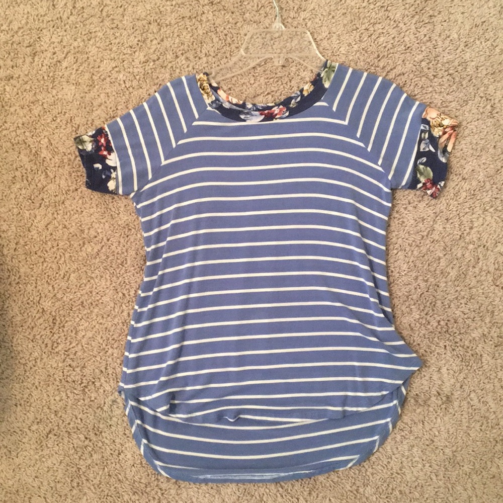 A girls  flowered t shirt from the brand Pomelo